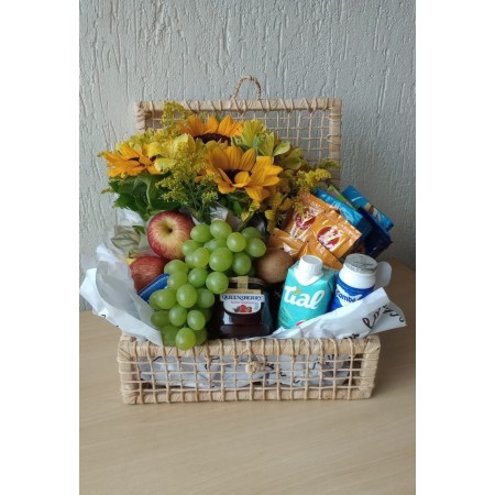 Cesta de café da manhã  com flores