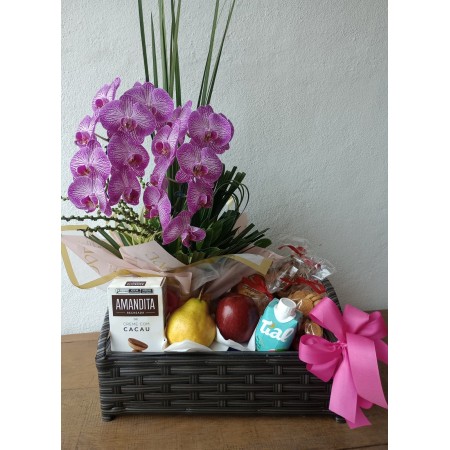 Cesta de café da manhã com orquídea.