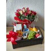 Cesta de Café  da manhã com arranjo de rosas