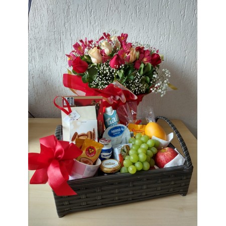 Cesta de Café  da manhã com arranjo de rosas
