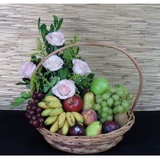  cesta de frutas com arranjo de flores 