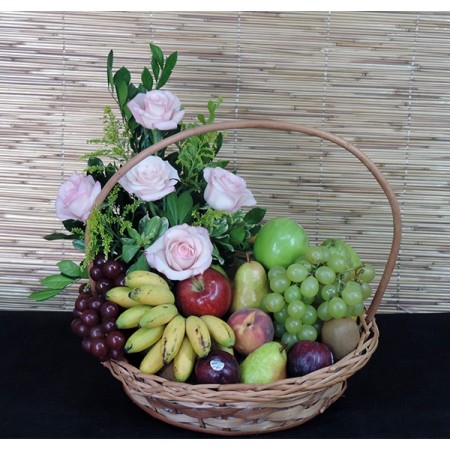 cesta de frutas com arranjo de flores 