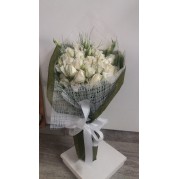 buquê de rosas brancas e lisianthus 