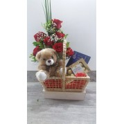 Cesta com flores , urso e chocolate 