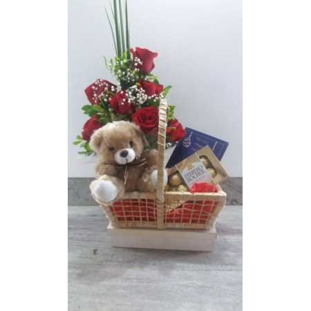 Cesta com flores , urso e chocolate 