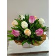 Box com 8 rosas coloridas  na caixa 