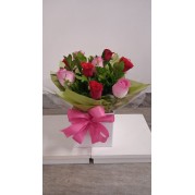 Box com 8 rosas coloridas  na caixa 