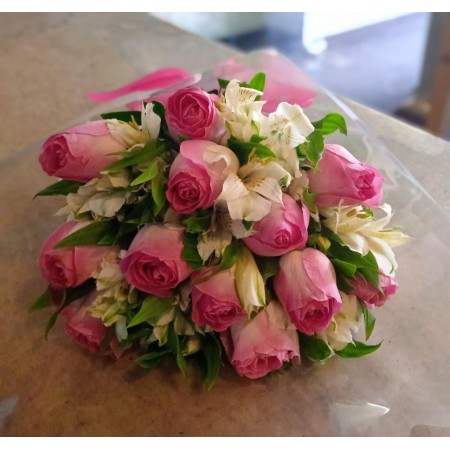 Bouquet de rosas e alstroemeria tradicional 