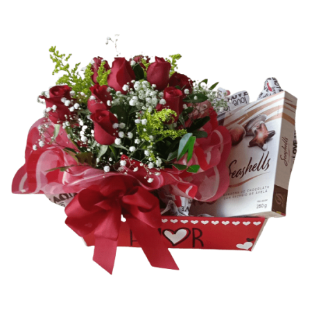 Cesta com arranjo de rosas vermelhas e chocolate importado  